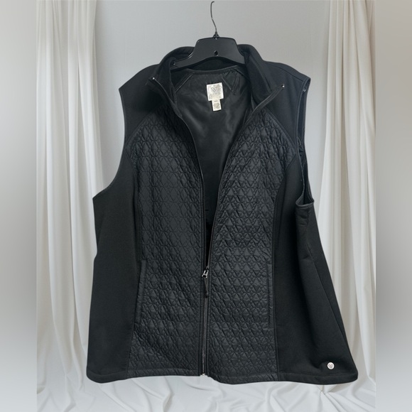 Livi Active Black Quilted Vest - Picture 2 of 4